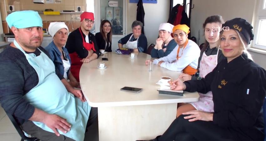 Burhaniye’de mutfağa giren “özel gençler” pide ve pizza yaptı Balıkesir’in Burhaniye ilçesinde Halk Eğitimi Merkezi tarafından düzenlenen yemek kursunda