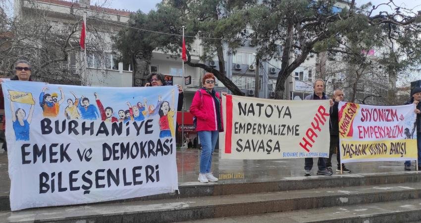 Burhaniye'de Emek ve Demokrasi Bileşenleri tarafından "NATO'ya hayır" eylemi düzenlendi.