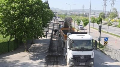 Bursa Büyükşehir Belediyesi ekipleri, trafik akışının yoğun olduğu İstanbul Caddesi