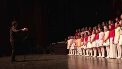 Bursa Büyükşehir Belediyesi’nin düzenlediği "23 Nisan Çocuk Şenliği" kapsamında konser