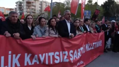 Bursa’da Mustafa Bozbey’e destek yürüyüşü: “Mustafa Bozbey yalnız değildir” Bursa’da yurttaşlar, tutuklanmasının ardından Bursa Büyükşehir Belediye Başkanlığı görevinden uzaklaştırılan