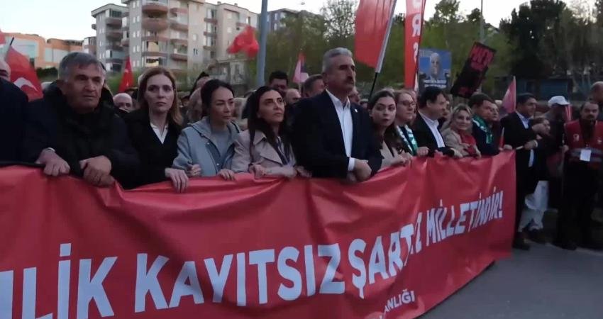 Bursa’da Mustafa Bozbey’e destek yürüyüşü: “Mustafa Bozbey yalnız değildir” Bursa’da yurttaşlar, tutuklanmasının ardından Bursa Büyükşehir Belediye Başkanlığı görevinden uzaklaştırılan