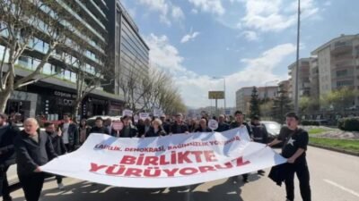 Sol Parti Bursa İl Örgütü’nün çağrısıyla FSM Caddesi’nde toplanan yurttaşlar,