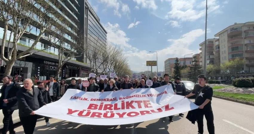 Bursa’da SOL Parti’den “emperyalist saldırı ve gerici dayatmalara karşı laiklik” yürüyüşü Sol Parti Bursa İl Örgütü’nün çağrısıyla FSM Caddesi’nde toplanan yurttaşlar,
