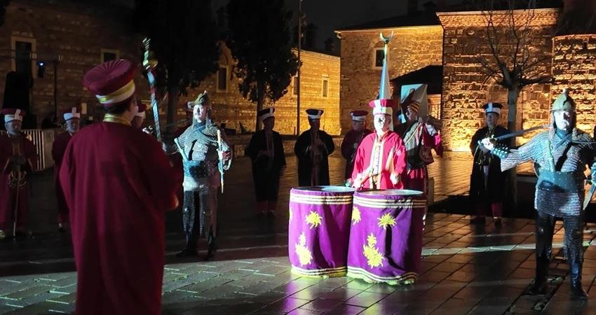 Bursa’nın 700 yıllık destanı ışık gösterisiyle anlatıldı Bursa Büyükşehir Belediyesi, Bursa'nın fethinin 700’üncü yılı dolayısıyla düzenlenen etkinlikler kapsamında