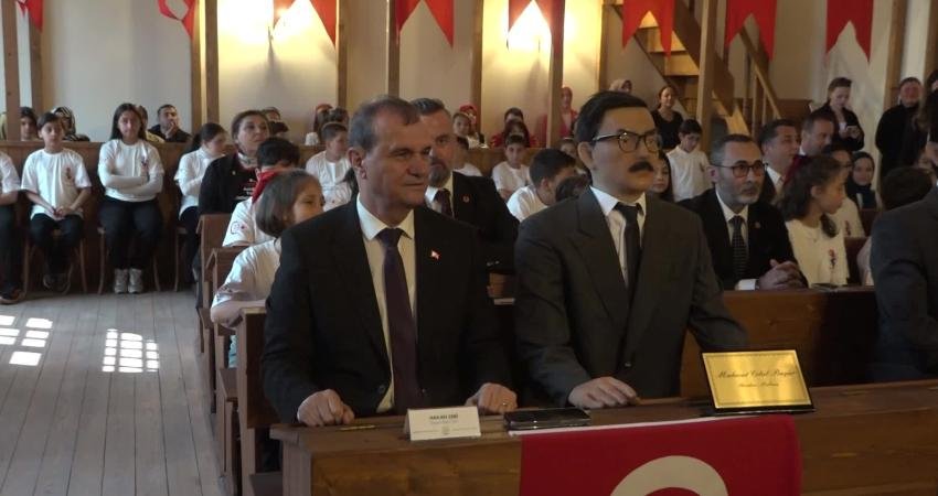 Büyükçekmece Çocuk Meclisi üyeleri, Birinci Türkiye Büyük Millet Meclisi’nin kopyası