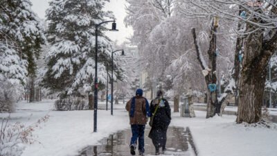Erzurum, etkili olan kar yağışıyla beyaza bürünürken; kar kalınlığı yer
