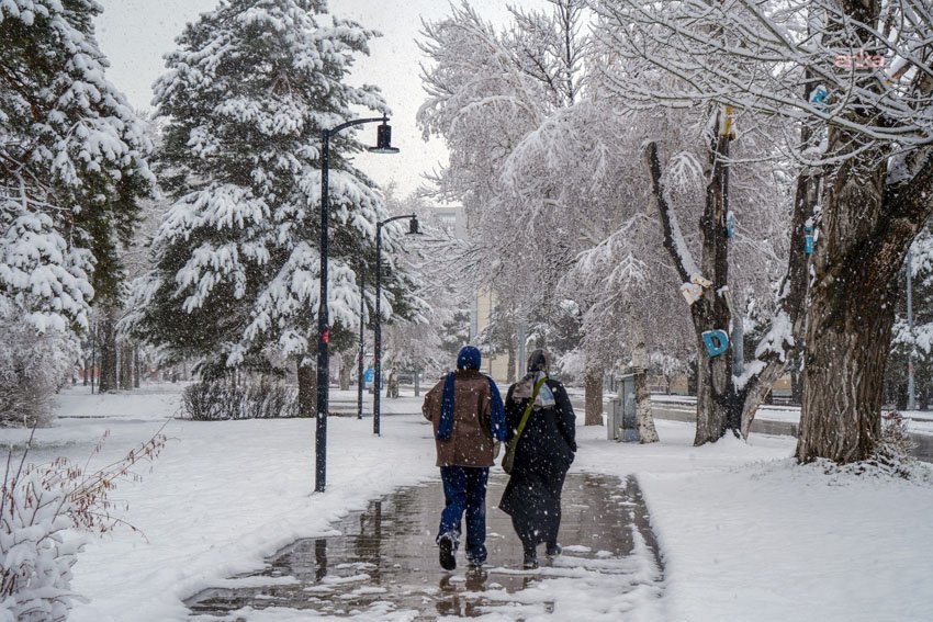 Erzurum, etkili olan kar yağışıyla beyaza bürünürken; kar kalınlığı yer