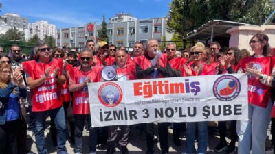 Eğitim-İş Sendikası üyesi öğretmenler, İzmir Çiğli’de bir ortaokulda görev yapan