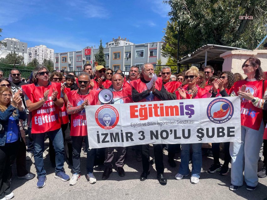 Eğitim-İş Sendikası üyesi öğretmenler, İzmir Çiğli’de bir ortaokulda görev yapan