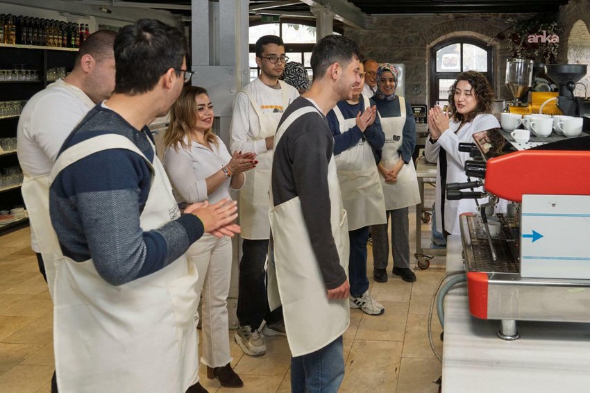 İş bulmak için İzmir Büyükşehir Belediyesi Destekli İstihdam Ofisi’ne başvuran