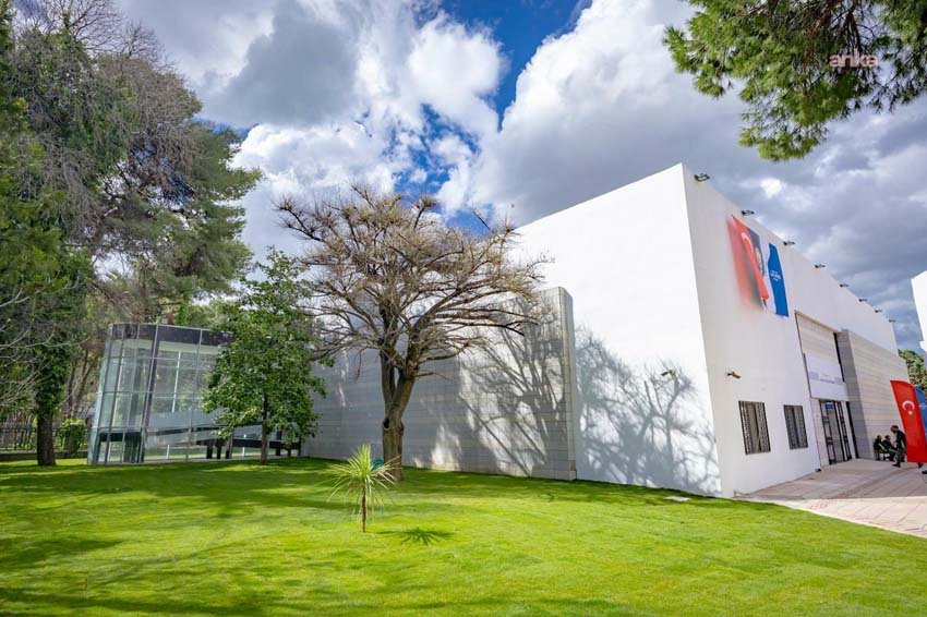 Hasan Ali Yücel Kütüphanesi hizmete girdi İzmir Büyükşehir Belediyesi, Kültürpark’ta uzun süredir atıl duran binayı, modern
