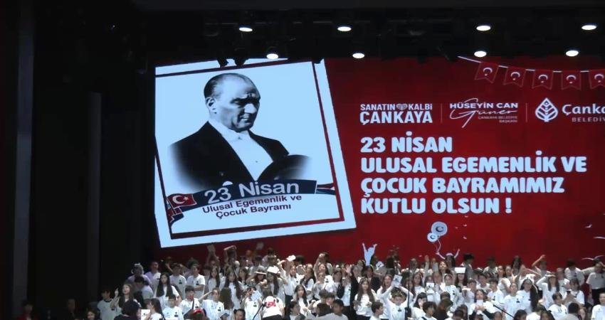 Çankaya Belediyesi 1000 Çocuk Korosu'nun, 23 Nisan'a özel dinletisinde konuşan
