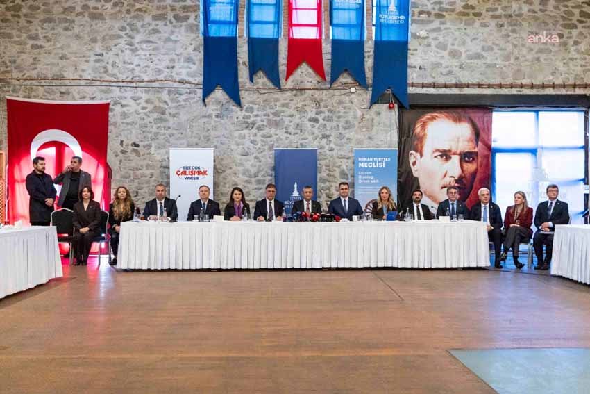Özgür Özel: “Hiçbir Roman çocuğun hayata kapatamayacağı kadar geride başlamaması gerekiyor” CHP Genel Başkanı Özgür Özel, "Hiçbir Roman çocuğun hayata kapatamayacağı