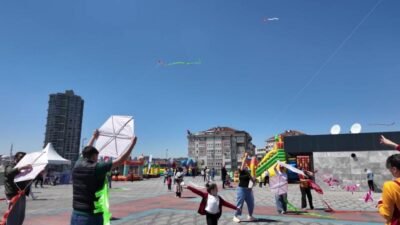 Çekmeköy’de 23 Nisan coşkusu uçurtmalarla gökyüzüne taşındı. Dört gün süren