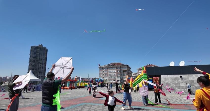 Çekmeköy’de 23 Nisan coşkusu uçurtmalarla gökyüzüne taşındı. Dört gün süren