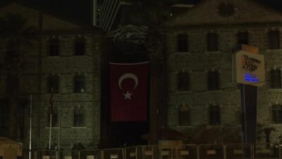 Cemil Tugay Meslek Fabrikası önünde nöbete devam ediyor… Tugay: “Sonuç alana kadar vazgeçmeyeceğiz” İzmir Büyükşehir Belediye Başkanı Cemil Tugay, Meslek Fabrikası binasının tahliye