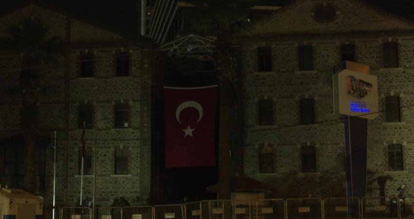 Cemil Tugay Meslek Fabrikası önünde nöbete devam ediyor… Tugay: “Sonuç alana kadar vazgeçmeyeceğiz” İzmir Büyükşehir Belediye Başkanı Cemil Tugay, Meslek Fabrikası binasının tahliye