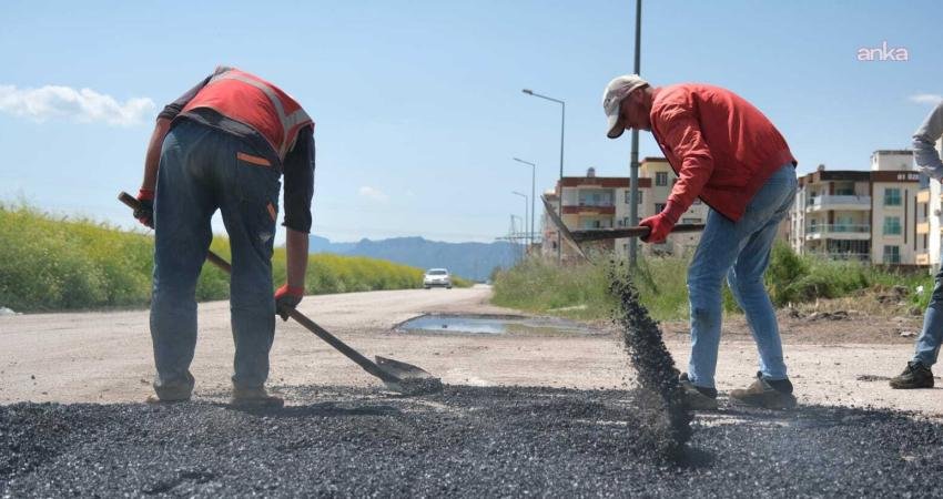 Ceyhan’ın yollarında bakım onarım çalışmaları sürüyor… Belediye Başkan Vekili Yıldız: “Hedefimiz, ilçemizde bozuk yol bırakmamak” Ceyhan Belediyesi Fen İşleri Müdürlüğü ekipleri, ilçe genelinde yol yapım,