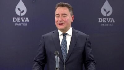 CHP-DEVA Partisi görüşmesi… Ali Babacan: “Ara seçim Anayasa’nın açık hükmüdür. Anayasa hükmü neyse bunların uygulanması lazım” CHP Genel Başkanı Özgür Özel, ara seçim gündemiyle DEVA Partisi