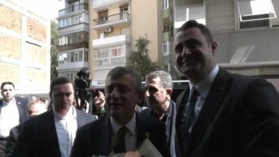 CHP Genel Başkanı Özgür Özel partisinin İzmir İl Başkanlığı’na ziyarette