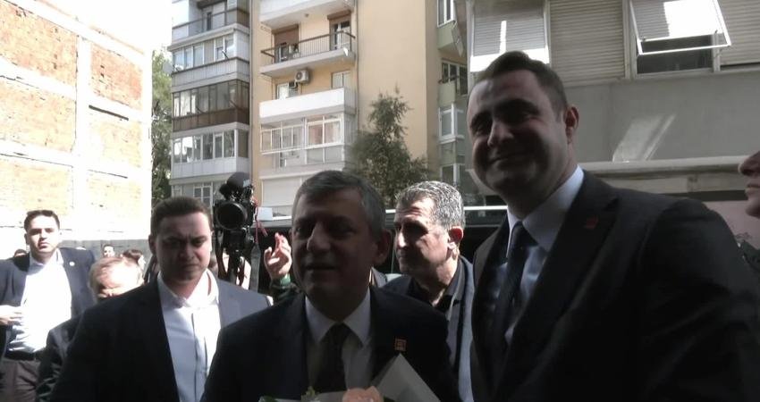 CHP Genel Başkanı Özgür Özel partisinin İzmir İl Başkanlığı’na ziyarette