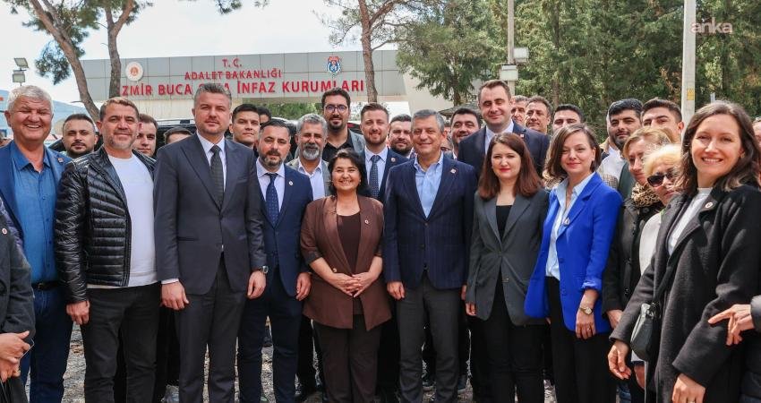 CHP Genel Başkanı Özel, Şenol Aslanoğlu, Tunç Soyer ve Heval Şavaş’ı Buca Cezaevi’nde ziyaret etti CHP Genel Başkanı Özgür Özel, İzmir Buca Cezaevi’nde tutuklu bulunan