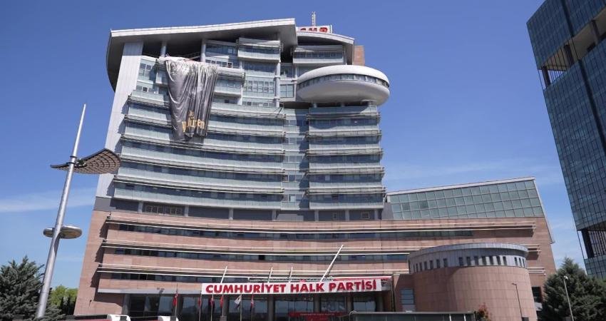 CHP Genel Merkez binasına 1 Mayıs Emek ve Dayanışma Günü