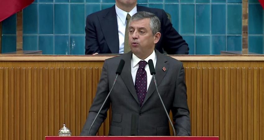 CHP grup toplantısı… Özgür Özel: “Bu ara seçim ya yapılacak ya korkaklar tarihe yazılacak” CHP Genel Başkanı Özgür Özel, ara seçim çağrısına ilişkin olarak,