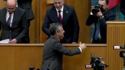 CHP Genel Başkanı Özgür Özel, CHP'li belediyelere yönelik operasyonlara ilişkin