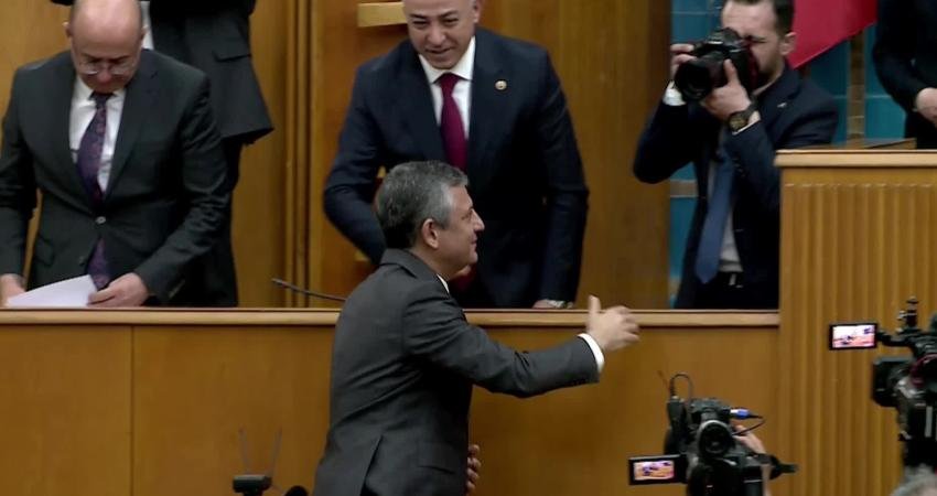 CHP Genel Başkanı Özgür Özel, CHP'li belediyelere yönelik operasyonlara ilişkin