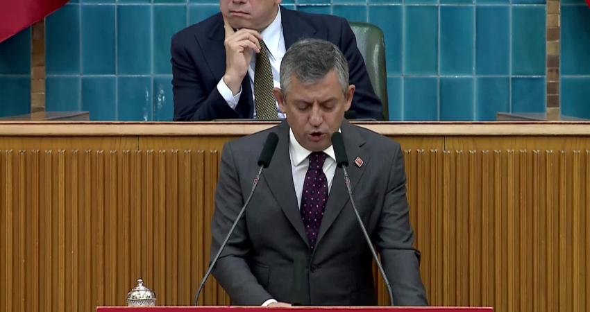 CHP Grup Toplantısı… Özgür Özel: “Büyük bir tehlikeyle karşı karşıyayız” CHP Genel Başkanı Özgür Özel, İran savaşının Türkiye’yi hazırlıksız yakaladığını, sebze