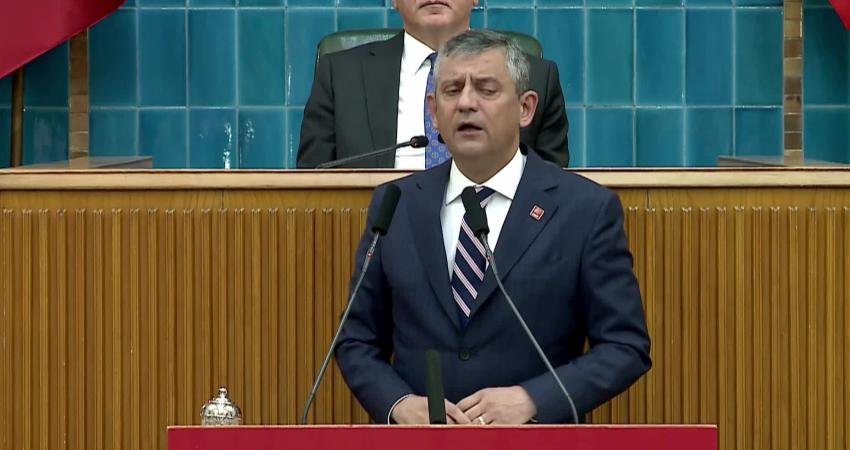 CHP Grup Toplantısı… Özgür Özel: “Türkiye ne zaman sıkışmışsa bir sandıkta nefes almıştır” CHP Genel Başkanı Özgür Özel, "Türkiye ne zaman sıkışmışsa bir