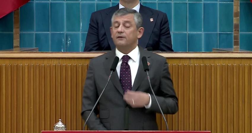 CHP grup toplantısı… Özgür Özel’den Bakan Gürlek’e: “O Adalet Bakanlığı’nı insan gibi yapacaksın” CHP Genel Başkanı Özgür Özel, Silivri'de devam eden İBB davasında