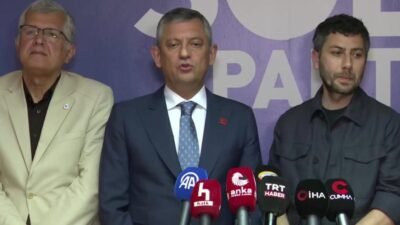 CHP – SOL Parti görüşmesi… Özgür Özel: “Birilerinin Anayasa’nın bazı maddelerinden güç alıp bazı maddelerini yok saydığı bir Anayasasızlaştırma sürecine itiraz ediyoruz” CHP Genel Başkanı Özgür Özel, “Hepimiz Anayasa’ya bağlıyız. Anayasa’ya birilerinin