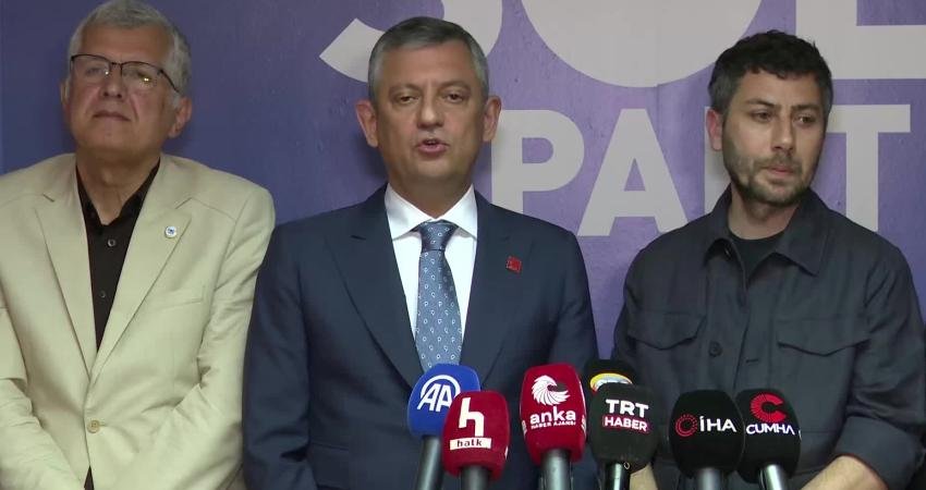 CHP – SOL Parti görüşmesi… Özgür Özel: “Birilerinin Anayasa’nın bazı maddelerinden güç alıp bazı maddelerini yok saydığı bir Anayasasızlaştırma sürecine itiraz ediyoruz” CHP Genel Başkanı Özgür Özel, “Hepimiz Anayasa’ya bağlıyız. Anayasa’ya birilerinin