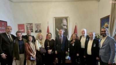 CHP Grup Başkanvekili Murat Emir, Özel İtalyan Lisesi’ndeki öğretmenlerin grevine