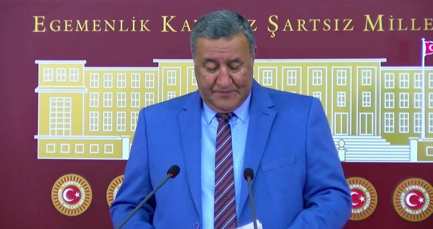 CHP’li Gürer: “Gübre fiyatlarındaki artış, sahtesinin piyasada olmasına yol açıyor” CHP Niğde Milletvekili Ömer Fethi Gürer, tarımda artan mazot, gübre