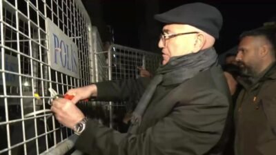 CHP’li Tanal Meslek Fabrikası önünde bulunan polis barikatındaki kelepçeleri kesti… Tanal: Sabaha kadar nöbet tutacağım İzmir Büyükşehir Belediye Başkanı Cemil Tugay'ın Meslek Fabrikası binasının tahliye