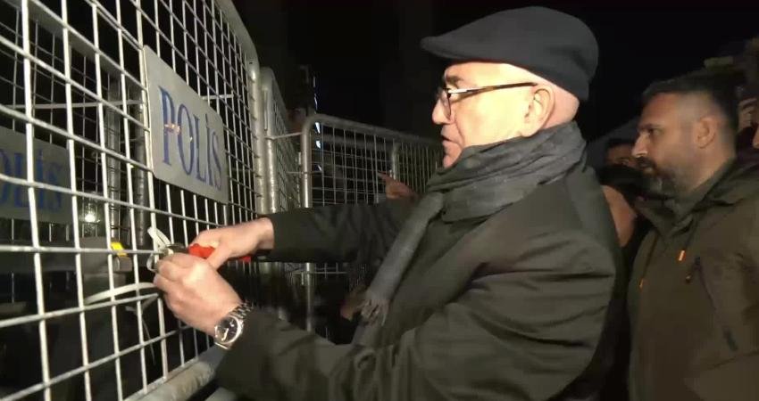 CHP’li Tanal Meslek Fabrikası önünde bulunan polis barikatındaki kelepçeleri kesti… Tanal: Sabaha kadar nöbet tutacağım İzmir Büyükşehir Belediye Başkanı Cemil Tugay'ın Meslek Fabrikası binasının tahliye