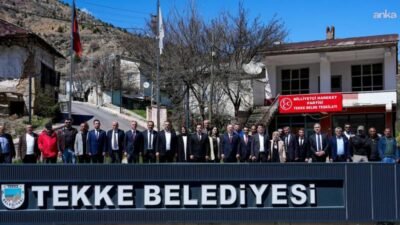 CHP Genel Başkan Yardımcısı Gökan Zeybek ve CHP’li belediye başkanları,
