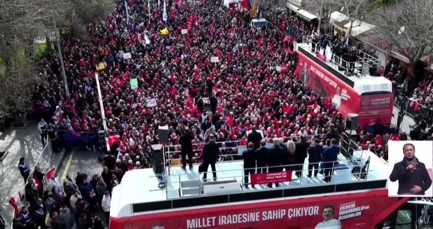 CHP’nin “Millet İradesine Sahip Çıkıyor” mitingi Nevşehir’de… Özgür Özel “ara seçim” talebini yineledi: “Emekliler için çalışanlar için ara zam; demokrasi için ara seçim şarttır” CHP Genel Başkanı Özgür Özel, "Eğer Tayyip Erdoğan kendine güveniyorsan