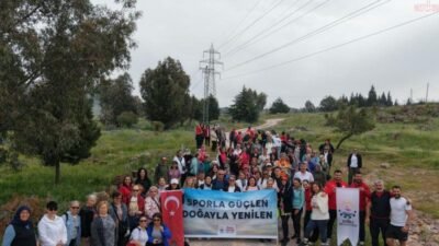 Çiğli’de düzenlenen doğa yürüyüşü, vatandaşları temiz havada buluştururken sağlıklı yaşam