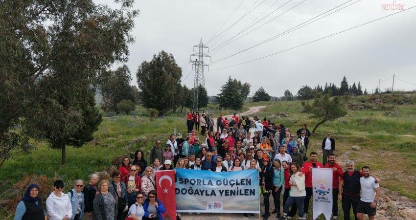 Çiğli’de düzenlenen doğa yürüyüşü, vatandaşları temiz havada buluştururken sağlıklı yaşam