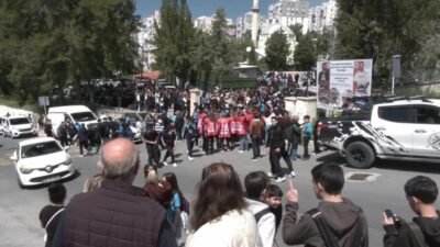 Eğitim-İş Sendikası üyesi öğretmenler, İzmir Çiğli’de bir ortaokulda görev yapan