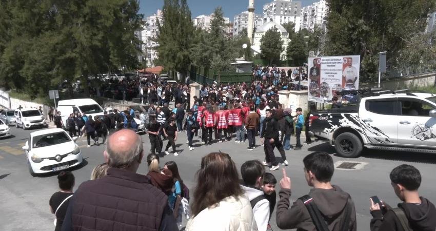 Eğitim-İş Sendikası üyesi öğretmenler, İzmir Çiğli’de bir ortaokulda görev yapan