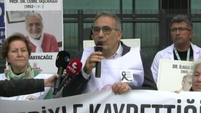 Hekimler ve sağlık emekçileri, Covid-19 nedeniyle yaşamını yitiren meslektaşları için