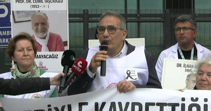 Hekimler ve sağlık emekçileri, Covid-19 nedeniyle yaşamını yitiren meslektaşları için
