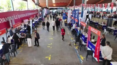 Çukurova Belediyesi’nin ev sahipliğinde düzenlenen 2. Kariyer Fuarı, iş arayan