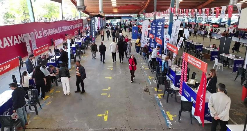 Çukurova Belediyesi’nin ev sahipliğinde düzenlenen 2. Kariyer Fuarı, iş arayan